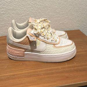 NIKE WOMENS AIR FORCE 1 AF1 SHADOW SE SPRUCE AURA-WHITE-SAIL